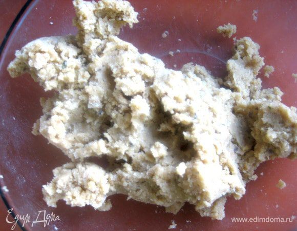 Разминаем рукой липкое тесто,похожее на глину.