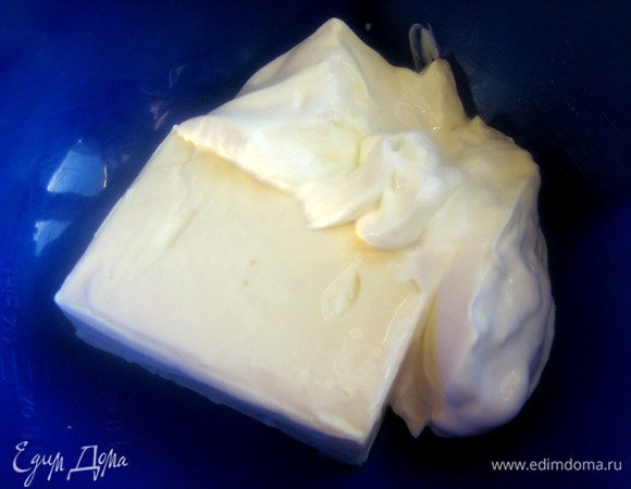 Растереть плавленный сырок со сметаной.