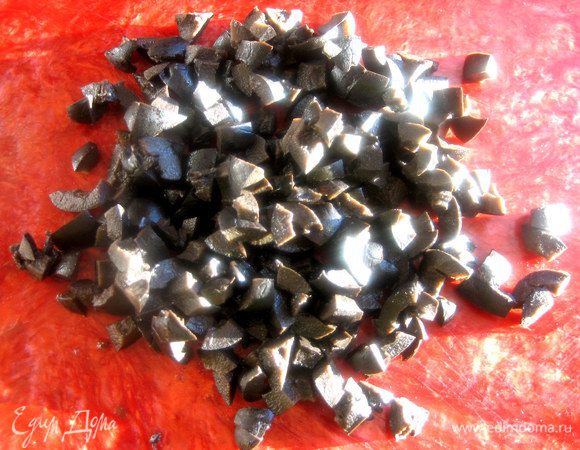 Оливки измельчить.