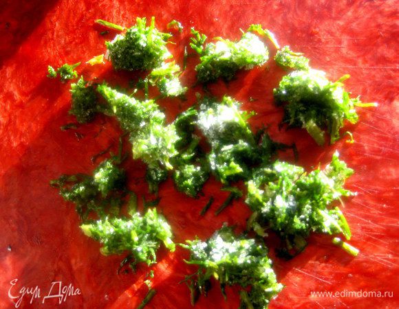 Укроп у меня нарезанный замороженный. Отправляем в блюдо.