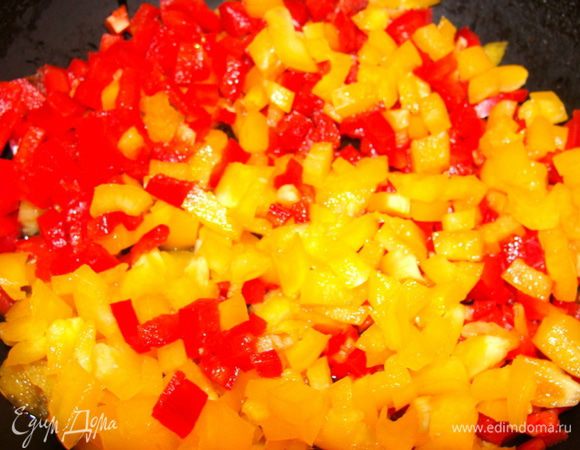 Красный и желтый перец, очистить от семян, порезать мелким кубиком, обжарить в оливковом масле. Добавить 50 мл вина.
