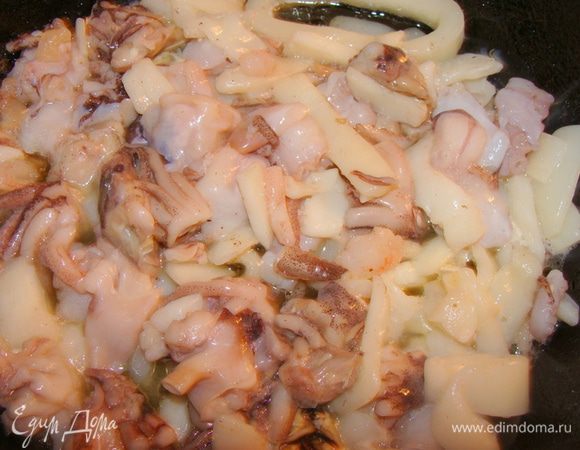 Готовим соус. Кальмары и осьминоги протушить до готовности с вином. Соль, перец по вкусу. Добавить сливки. Взбить все в блендере, снова закипятить, добавить 1 ст.л. муки.