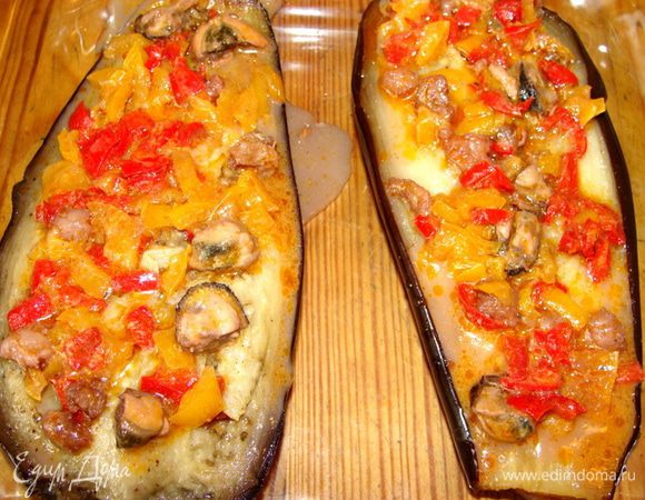 Каждый лепесток баклажана прослаиваем начинкой из перца с морепродуктами. Составляем этажер. Верхний должен быть баклажан. Поставить готовые этажеры в разогретую до 180°С духовку на 10-15 минут.