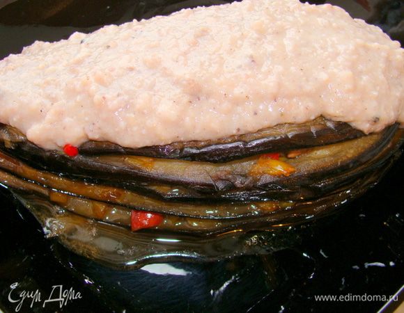 Достать из духовки, дать остыть минут 10. Полить соусом. Подавать можно в теплом виде и комнатной температуры.