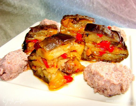 Чтобы этажер красиво порезать, он должен остыть. Соус подала отдельно, так показалось презентабельней.