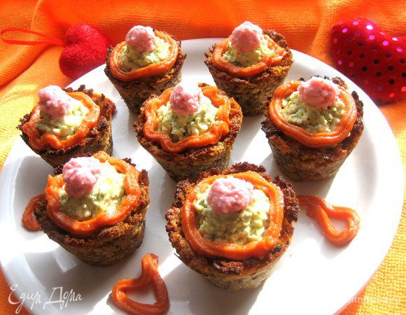 А также наполняла сырной начинкой и украшала креветочной пастой... http://www.edimdoma.ru/retsepty/58581-pirozhnye-v-hlebnyh-korzinochkah-s-syrom-dzhyugas