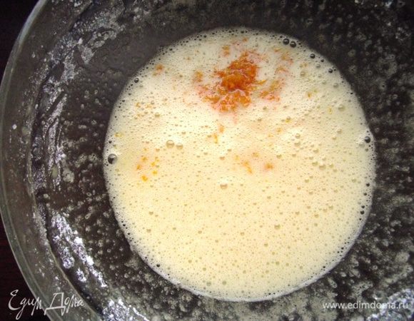 Яйца начинаем взбивать с небольшим количеством сахарной пудры и добавим цедру, ванильный сахар. 