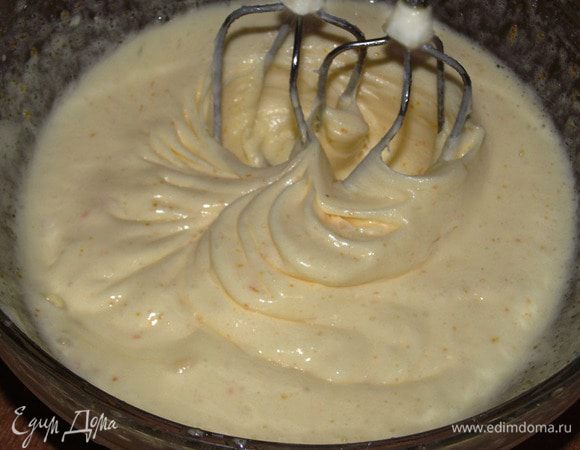 Продолжаем взбивать миксером на большых оборотах, когда масса станет «пышной» по своей текстуре, добавляем маленькими порциями всю пудру. Яичная масса увеличится в объеме вдвое.
