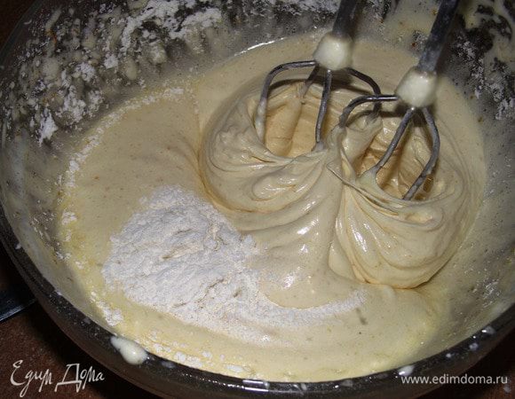 Просеянную муку смешиваем с разрыхлителем, добавляем маленькими порциями в яичную массу и взбиваем на маленькой скорости миксера.