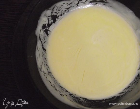 Сливочное масло растопить на водяной бане или в микроволновой печи до состояния сметаны. 