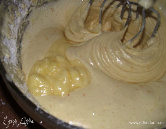 Постепенно вводим масло в тесто, не переставая взбивать.