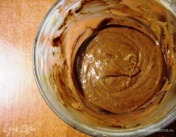 Тесто разделяем на две половины, в одну из которых добавляем какао. Какао можно развести с 1 ч. л. коньяка или бренди, а затем добавить в тесто.