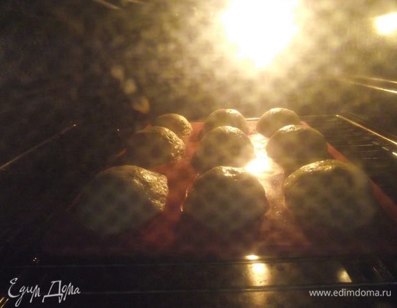 Формочки смазать растительным маслом. Если у вас металлическая форма, тогда обязательно посыпьте мукой или сухарями. Наполнить формочки  для мадлен тестом на 75 %. Выпекать минут 10-15. «Мадлены» сильно вырастут, но не пугайтесь, к концу выпечки они немного «уснут».