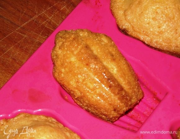 Готовые печенюшки извлекаем из духовки и отправляем на мокрое полотенце. Это поможет легко достать их из формы