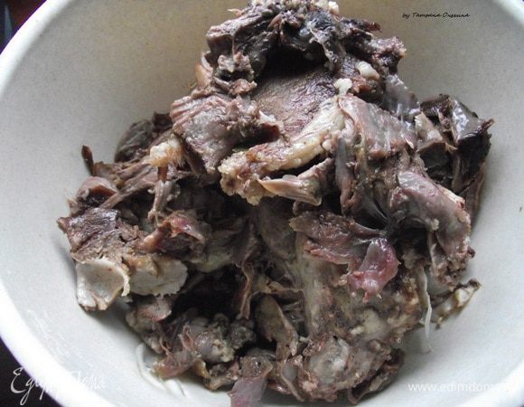 Полученные мясо, сало, хрящи мелко рубим ножом, сюда же добавляем язык.