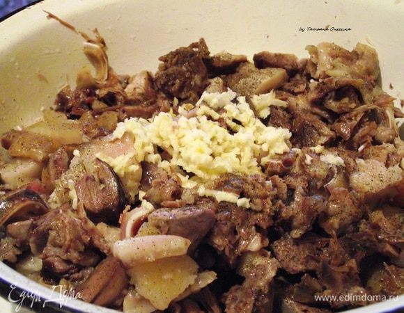 Пробуем бульон, добавляем к нему недостающие ингредиенты: соль, молотый перец, чеснок. Как правило, мужчины обожают острые блюда, поэтому в их порцию сальтисона можно добавить чуть больше продавленного через пресс чеснока и острого перца. Фарш для сальтисона из свиной головы готов.