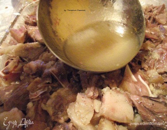 Плотно укладываем фарш на пленку, заливаем бульоном. 