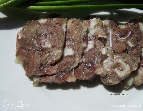 Это невероятно актуальная закуска, ведь она неизменно привлекает внимание мужчин, гостей и всех любителей мяса. Подавать его нужно охлажденным, порезанным на тонкие ломтики, с хорошей ложкой острого хрена или горчицы.