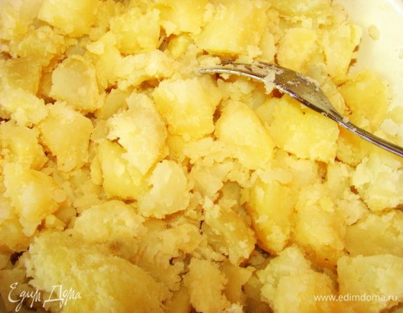 Картофель отварить в мундире, очистить. раздавить вилкой на кусочки.