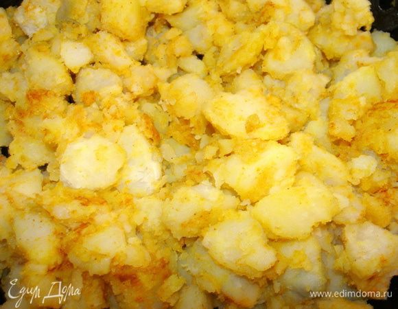 Обжарить на растительном масле. Посолить, можно добавить любимые приправы, у меня куркума.