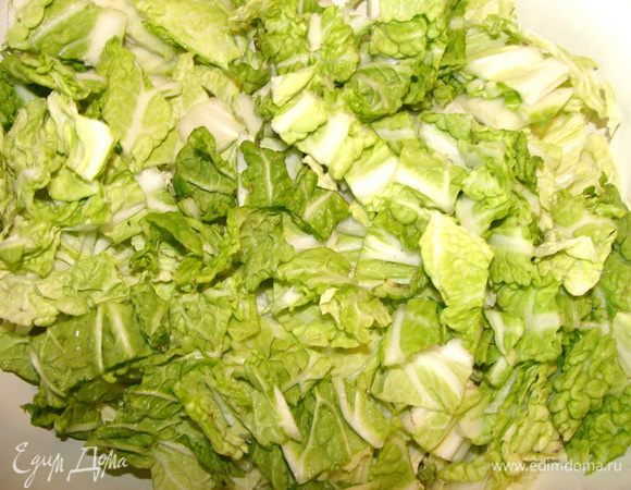 Листья салата порезать.