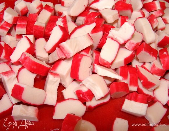 Крабовые палочки порезать довольно крупно, обжарить, добавить к салату. Перемешать все с картофелем. Добавить майонез.