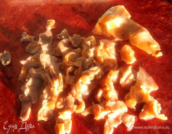 Рыбку тоже нарезать на кусочки.