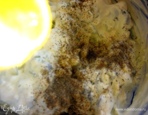 Начинку поперчить,выжать немного лимонного сока.