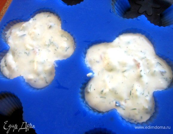 Разложить по силиконовым формочкам для кексов. Отправить в холодильник.