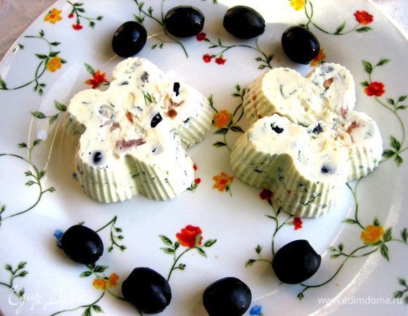 Переворачиваем и осторожно отделяем желе от формочек.