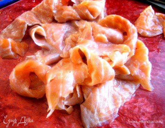 Из тонких пластинок рыбки крутим розочки для украшения.