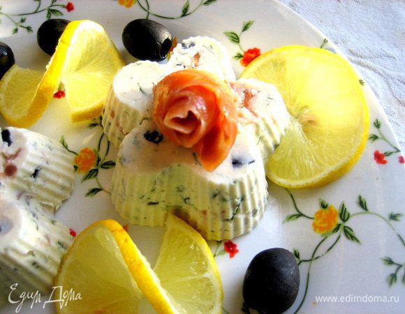 Дольки лимона надрезаем и ставим зигзагом рядом на блюде.