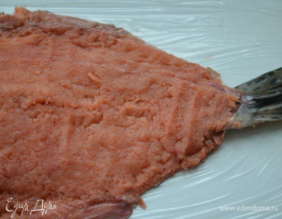 Свежую рыбу горбушу  очистить и выпотрошить. Отрезать голову и плавники. Разрезать рыбу вдоль по животу до хвоста. Вынуть кости и хребет, чтобы в итоге получились рыбное филе на коже.