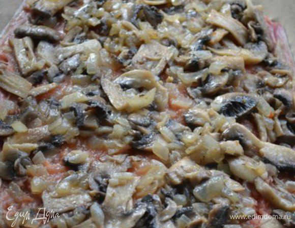 Шампиньоны нарезать пластинами, лук измельчить. Шампиньоны с луком обжарить на сливочном масле. Рыбу посолить, поперчить по вкусу. Сверху выложить обжаренные  шампиньоны с луком.