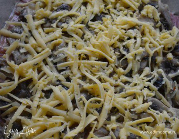 Посыпать тертым сыром.