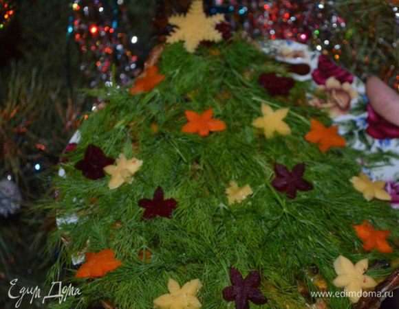 Вынимаем запеченную горбушу, перекладываем на блюдо, даем немного остыть. На рыбу выложить веточки укропа, по желанию украсить сыром, вареными морковью и свеклой.
Счастливого Нового года 2014!