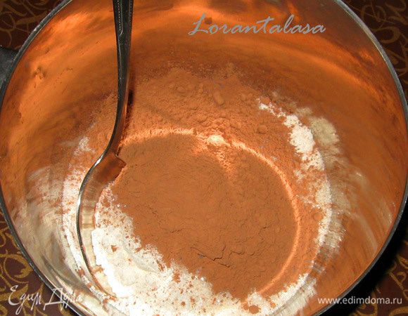 Смешать муку, сахар и какао.