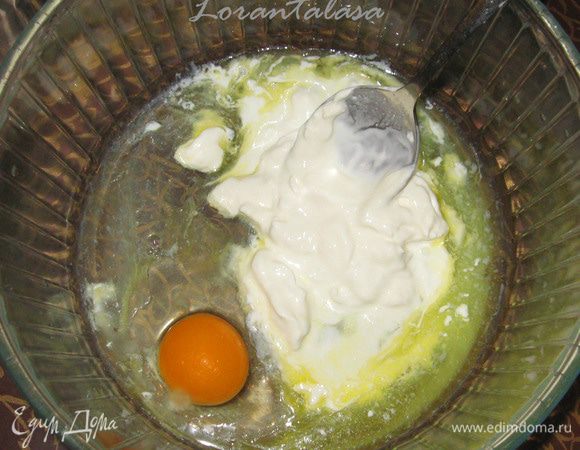 Смешать вместе сметану, растопленное сливочное масло, яйцо и молоко.