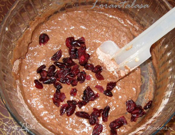 Соединить сухие и мокрые ингредиенты. Добавить клюкву. Тесто должно быть, как густая сметана. 