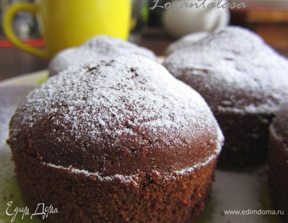 Готовые кексы присыпать сахарной пудрой.