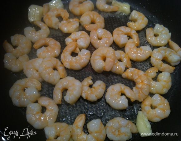 Креветки разморозить, слить лишнюю воду. Если нет времени, то сразу отправить на сковороду с добавлением масла. Лишнюю жидкость слить.