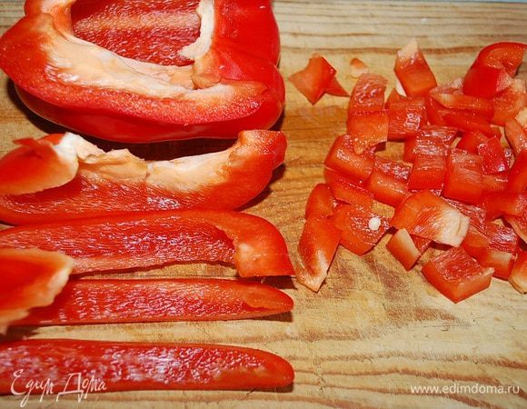 Пока креветки готовятся, быстро избавляем перец от семечек и нарезаем кусочками. Лучше взять несколько кусочков, но разноцветного перца. Будет ярче. 