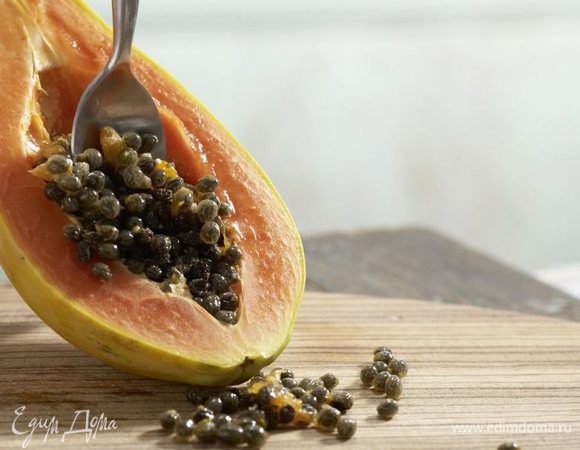 Папайю избавляем от семечек / косточек и режем небольшими кусочками, добавляем в сковороду. 