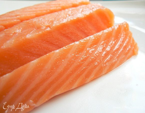 Пока суп варится, режем лосось тонкими полосками или кубиками.