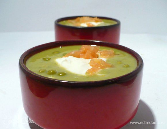 Подаём тёплым или охлаждённым в пиалах или бокалах (очень эффектно!!!) с лососем и шапочкой из крем-фреша, ну, или сметаной.