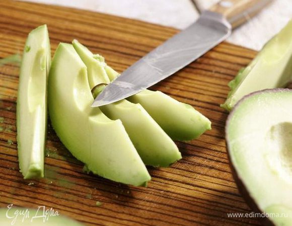 Авокадо нарезать дольками или кусочками, хорошенько поперчить и посолить, добавить к грейпфруту и заправке. 