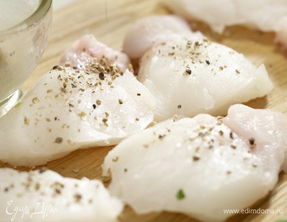 Морского чёрта или другую очень плотную рыбу подготовить, почистить, промыть, обсушить, хорошенько посолить и поперчить. Жаропрочную посуду смазать оливковым маслом, выложить рыбу, побрызгать её оливковым маслом и закрыть фольгой. Отправить в духовку на 15 минут до готовности, затем достать и дать остыть под фольгой. 