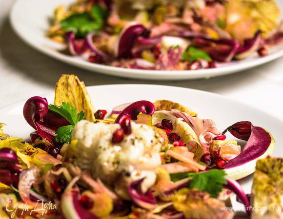 По трети второй части салата распределить на тарелки. Посыпать грататовыми зёрнышками.