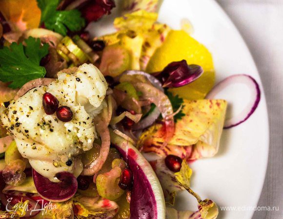 Выложить сверху остывшие кусочки морского чёрта, посыпать свежей петрушкой или кинзой и наслаждаться таким вкусным и сочным уходящим старым годом или встречать новый!