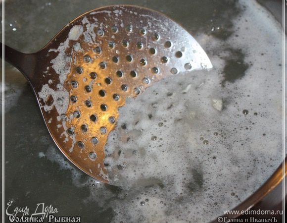 Как вскипит, начнет пену гнать. Снимаем. Раз снимаем, два снимаем…, в общем, снимать надо пену, пока не перестанет выделяться.